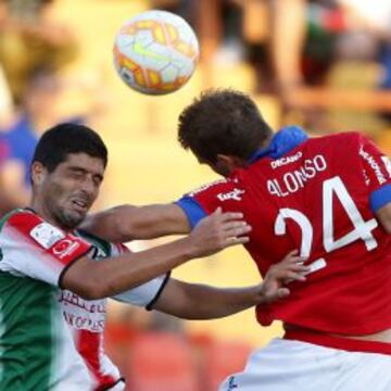 Jugadores de Palestino y Nacional disputando el balón