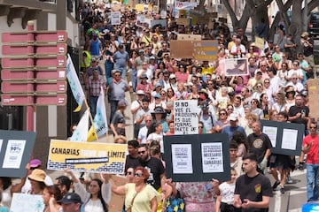 Decenas de personas protestan durante una manifestación contra el modelo turístico.