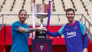 Muniain y Messi, capitanes del Athletic y del Bar&ccedil;a, se saludan ante la Copa de Espa&ntilde;a.