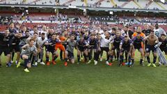 Los jugadores del Real Valladolid celebran en Vallecas la permanencia en Primera.