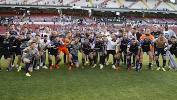 Los jugadores del Real Valladolid celebran en Vallecas la permanencia en Primera.