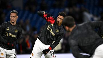 Raphael Varane, jugador del Manchester United, calienta antes del partido ante el Chelsea.