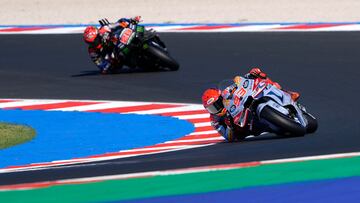 M¨¢rquez rodando por delante de Quartararo en Misano.