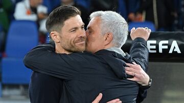 Xabi Alonso y Mourinho se saludan en el partido de ida.