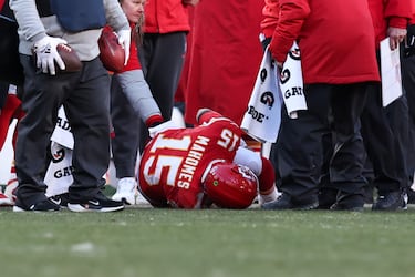 El quarterback  de los Kansas City Chiefs yace en el suelo tras lesionarse en el último cuarto de un partido de la NFL entre Los Angeles Chargers y Kansas City Chiefs.