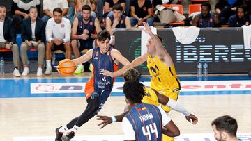 Rodrigo Seona, del Tizona Burgos, trata de superar a Devin Schmidt, del Movistar Estudiantes.