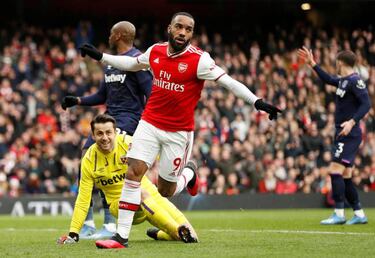 Arsenal still in Champions League hunt, Liverpool edge towards title