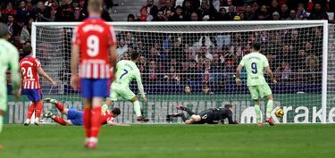 2-4. Robin Le Normand pierde el balón en el balcón del área, Ferran Torres se aprovecha y saca un disparo ajustado, al palo izquierdo de Jan Oblak, para anotar el cuarto y segundo en su cuenta particular.