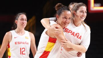 Laia Palau se retira abrazada a Leo Rodr&iacute;guez tras el partido de la fase de grupos de los Juegos Ol&iacute;mpicos ante Serbia.