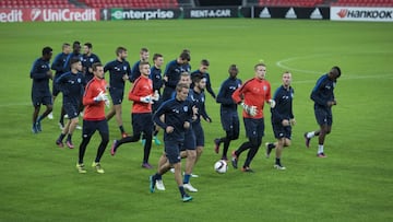 El Genk, entrenando ayer en Bilbao.