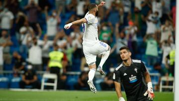 Karim Benzema celebra un gol tras batir a Mat&iacute;as Dituro en el partido entre el Real Madrid y el Celta.