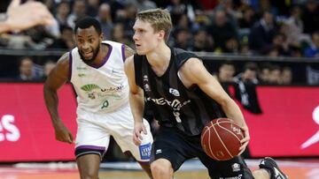 Tobias Borg intenta avanzar ante Kyle Fogg.