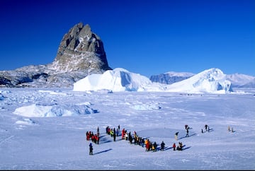 El campo de golf de hielo está ubicado en la isla Uummannaq. Es uno de los lugares favoritos de los amantes del "snow golf". 

