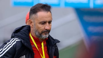 QUITO, ECUADOR - APRIL 05: Vítor Pereira, head coach of Flamengo looks on prior to a Copa CONMEBOL Libertadores 2023 Group A match between Aucas and Flamengo at Estadio Gonzalo Pozo on April 05, 2023 in Quito, Ecuador. (Photo by Franklin Jacome/Getty Images)