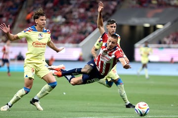 Igor Lichnovsky y Roberto Alvarado disputan la pelota en la ida del Clásico Nacional en las semifinales del Clausura 2024.