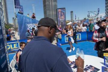 Horace Grant, firmando autógrafos.