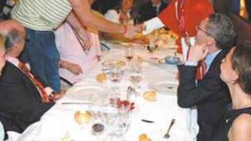 <b>GASOL Y DOÑA SOFÍA. </b>Pau Gasol saluda a la Reina durante la cena de gala celebrada en Singapur por la delegación española.