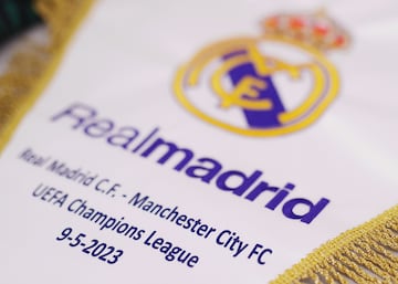 Detalle del banderín portado por Karim Benzema para el partido frente al Manchester City en la ida de las semifinales de la Champions League 2023.