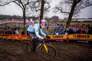 Van Aert, reconociendo el circuito del Mundial