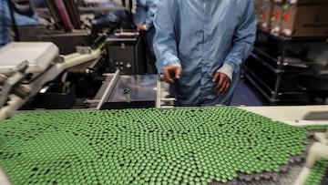 BRA02. RÍO DE JANEIRO (BRASIL), 07/08/20.- Vista de vacunas de neumonía hoy, en el laboratorio de BioManguinhos, el instituto de producción de inmunobiológicos de la Fundación Oswaldo Cruz, en Río de Janeiro (Brasil). Brasil, uno de los países en se experimenta la vacuna contra el nuevo coronavirus desarrollada por la universidad británica de Oxford, espera comenzar la producción masiva de la misma en diciembre, informó este viernes, el laboratorio estatal responsable. BioManguinhos recibirá también, en todas sus fases, la tecnología para la producción en Río de Janeiro de la vacuna a partir del próximo año. EFE/ Antonio Lacerda