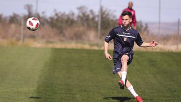 El futbolista del Huesca se marchó del partido en el tramo final del partido después de un mal apoyo. Las imágenes dejaron muy malas sensaciones.