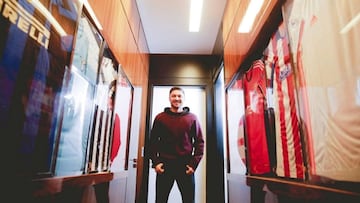 Siqueira posa con las camisetas de los equipos en los que ha jugado. Atl&eacute;tico y Granada entre ellas. 