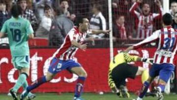 <b>ÉXTASIS. </b>El Molinón celebra el golazo de Barral en el minuto 17 de partido tras desbordar a Piqué y a Milito y batir con la pierna derecha a Víctor Valdés.