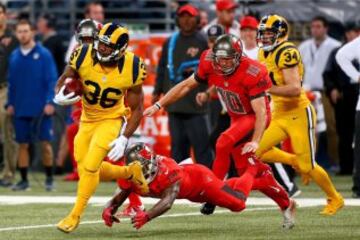 Y justo despu¨¦s de esta anotaci¨®n de los Buccaneers, en la patada siguiente, tuvo lugar una de las jugadas m¨¢s espectaculares del partido: un retorno de 102 yardas de Benny Cunningham, que fue parado a apenas un par de yardas de la end zone. Sin embargo, los Rams ser¨ªan incapaces de lograr el touchdown y el drive acabar¨ªa en un field goal de 19 yardas de Zuerlein.