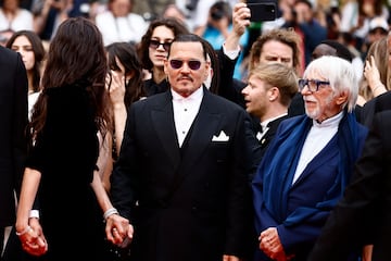 El director Maiwenn y los miembros del reparto Johnny Depp y Pierre Richard posando para los fotógrafos a su llegada a la ceremonia de apertura del 76º festival internacional de cine de Cannes.