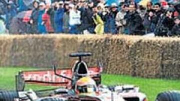 <b>ESPECTÁCULO. </b>Hamilton quitó el control de tracción de un McLaren de 2006 y deleitó a los aficionados.