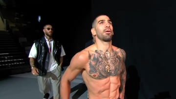 Sergio Ramos acompañando a Ilia Topuria en su salida al pesaje ceremonial del UFC 308.