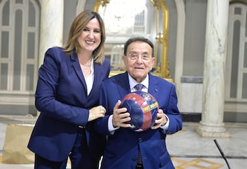 Mara Jos Catal posa junto a Paco Fenollosa en el Saln de Cristal del Ayuntamiento de Valencia. 