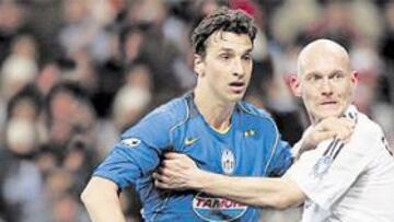 <b>PRETENDIDO. </b>Gravesen intentó frenar así a Ibrahimovic en el Madrid-Juve de la pasada Champions.