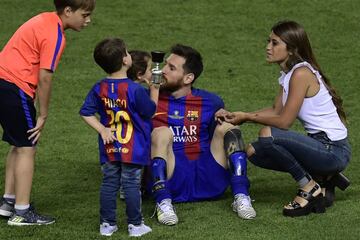 Celebración de los jugadores del Barcelona. Messi con su familia.