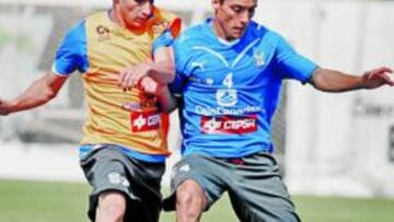 <b>INCANSABLE. </b>El interior zurdo Omar pugna por el balón con Bellvís, uno de los refuerzos del Tenerife.