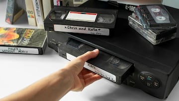 Ni por calidad ni por nostalgia, vuelve a poner su antiguo DVD con VHS a funcionar por una razón muy simple: “Hemos vuelto a los 90”