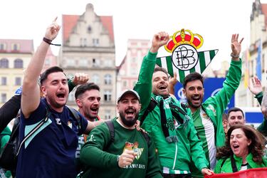 Gran ambiente en la Fan Zone del Real Betis. 
