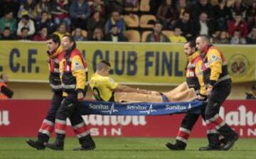 Gabriel sale del campo en camilla lesionado.