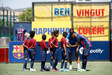 El extremo brasileño ha sido presentado como nuevo jugador del Barcelona junto a Joan Laporta en la Ciutat Esportiva Joan Gamper.