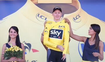 Chris Froome en el podio se viste con el maillot amarillo.