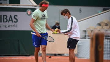 Alexander Zverev, junto a David Ferrer, durante un entrenamiento en Roland Garros.