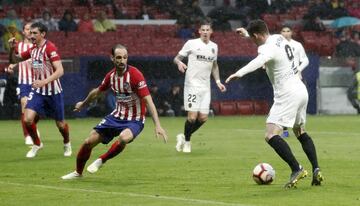 ??EMPATA GAMEIRO!! ?Recibi¨® Santi Mina el bal¨®n dentro del ¨¢rea, hizo un sombrero precioso para superar a God¨ªn y le dio el pase de la muerte para que el franc¨¦s solo tuviera que empujarla ante Oblak!