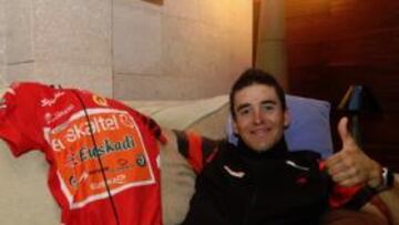 <b>LA FELICIDAD DEL PRIMERO. </b>El vizcaíno Igor Antón posó ayer en Tarragona, durante el día de descanso, con su maillot rojo de líder de la Vuelta a España.