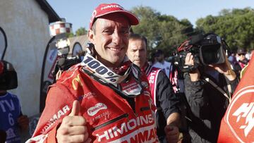 Gerard Farrés Guell, celebra su tercer puesto al término de la duodécima y última jornada del Rally Dakar 2017.