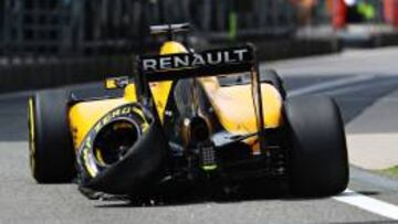 La rueda trasera izquierda del Renault de Magnussen completamente desinflada.