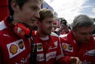 GRA187 MONTMELÓ (BARCELONA), 27/02/2015.- El piloto alemán de Ferrari, Sebastian Vettel (c), junto al director deportivo de la escuderia italiana, Massimo Rovola (i), en el paddock durante la segunda jornada de la tercera tanda de entrenamientos oficiales de Fórmula Uno que se celebran en el Circuito de Catalunya de Montmeló. EFE/Alberto Estévez