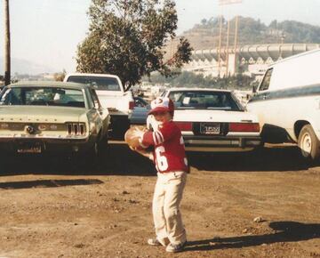 Brady creció y tuvo como referente a Joe Montana, en aquel entonces quarterback de San Francisco 49ers | Crédito: Facebook Tom Brady.