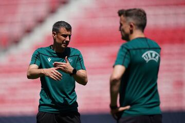 Referee Slavko Vincic (left) during a pre-match training session at the Estadio Ramón Sánchez-Pizjuán.