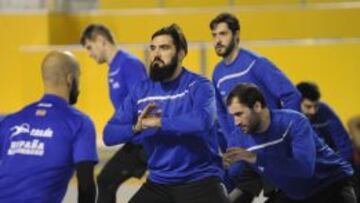 Un momento del entrenamiento de la Selecci&oacute;n espa&ntilde;ola de balonmano, este jueves en Oviedo. 