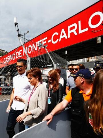 El delantero Cristiano Ronaldo estado en el box de McLaren antes del GP de Mónaco. Cristiano ha sido invitado por la escudería británica y ha posado junto a Fernando Alonso, Jenson Button y la modelo Cara Delevingne en un acto publicitario previo a la carrera.